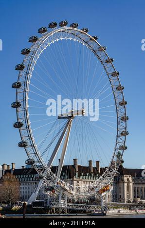 Il London Eye è un iconico punto di riferimento e attrazione turistica di Londra vista contro un cielo blu, situato sulla riva sud del Tamigi a Londra Foto Stock