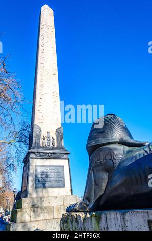 L'ago di Cleopatra è un obelisco, originario dell'Egitto, che si trova sulla riva nord del Tamigi sull'argine Victoria a Londra, Regno Unito Foto Stock