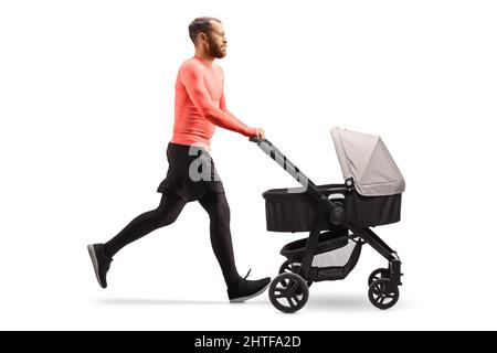 Colpo di profilo a tutta lunghezza di un padre che spinge un bambino stoller e jogging isolato su sfondo bianco Foto Stock