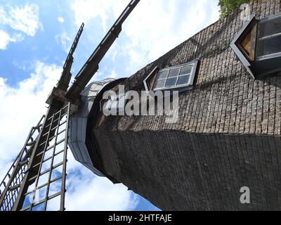 Colpo verticale di un mulino a vento sotto un cielo blu a Oland, Svezia Foto Stock