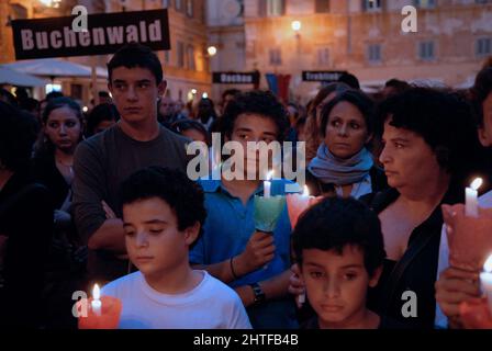 Roma, Italia 12/10/2008: Veglia a lume di candela organizzata dalla Comunità di Sant'Egidio in memoria della deportazione del ghetto ebraico. ©Andrea Sabbadini Foto Stock