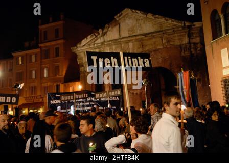 Roma, Italia 12/10/2008: Veglia a lume di candela organizzata dalla Comunità di Sant'Egidio in memoria della deportazione del ghetto ebraico. ©Andrea Sabbadini Foto Stock