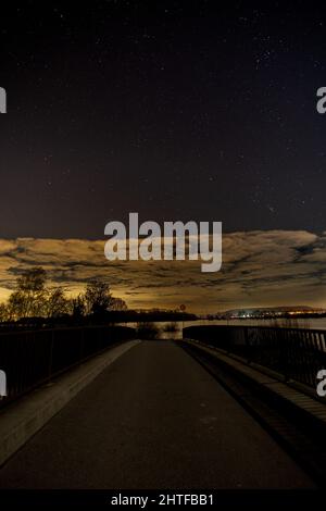 Cielo stellato sopra il ponte pedonale Foto Stock