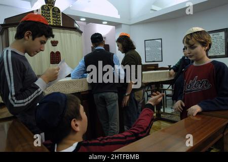 Roma, Italia 11/03/2003: I giovani ebrei preparano il Bat-Bar Mitzvah in un centro ebraico. ©Andrea Sabbadini Foto Stock