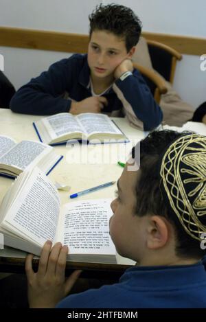 Roma, Italia 11/03/2003: I giovani ebrei preparano il Bat-Bar Mitzvah in un centro ebraico. ©Andrea Sabbadini Foto Stock