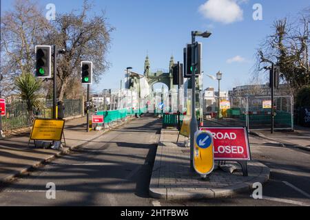 Hammersmith Bridge ancora chiuso e segnaletica di chiusura della strada nel sud-ovest di Londra, Inghilterra, Regno Unito Foto Stock