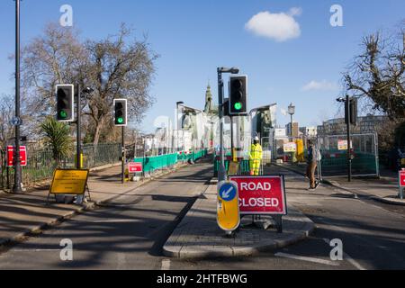 Hammersmith Bridge ancora chiuso e segnaletica di chiusura della strada nel sud-ovest di Londra, Inghilterra, Regno Unito Foto Stock