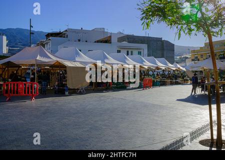 Bancarelle al coperto nella piazza di Playa San Juan, Tenerife, Isole Canarie, Spagna Foto Stock