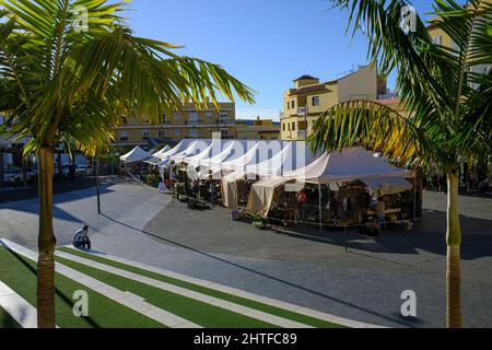 Bancarelle al coperto nella piazza di Playa San Juan, Tenerife, Isole Canarie, Spagna Foto Stock
