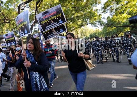 New Delhi, India. 28th Feb 2022. Una veglia di candela e un rally per la pace si svolge sulla strada per Jantar Mantar contro la guerra Ucraina - Russia a Nuova Delhi, India il 28 febbraio 2022. (Foto di Ravi Batra/Sipa USA) Credit: Sipa USA/Alamy Live News Foto Stock