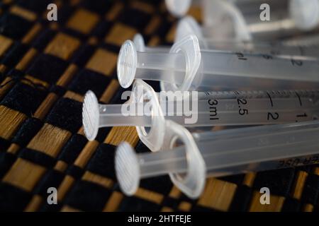 Colpo di closeup di una pila di siringhe mediche Foto Stock