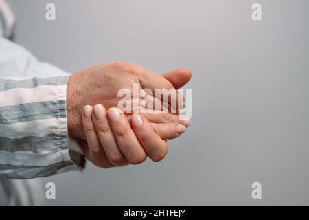Aiutare le mani, la cura per il concetto di anziani. Figlia adulta irriconoscibile confortante vecchi colpi di mamma tiene la sua mano Foto Stock