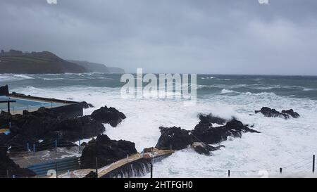 Splendida vista su un mare roccioso sotto le nuvole di tempesta scura Foto Stock