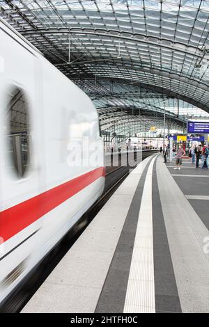 Moderno treno veloce che arriva alla stazione centrale di Berlino in Germania Foto Stock