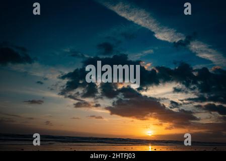 Ipnotizzante cielo al tramonto sull'oceano e sulla costa atlantica la sera d'estate Foto Stock