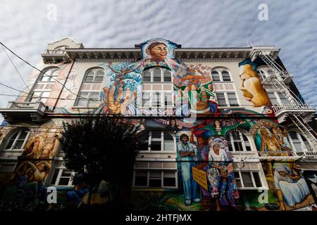 Murale dei graffiti super cool dipinto nella scena artistica del quartiere di missione a San Francisco, negli Stati Uniti Foto Stock