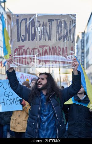 Helsinki, Finlandia - 26 febbraio 2022: I manifestanti in un raduno contro le azioni militari e l’occupazione della Russia in Ucraina si diranno nel centro di Helsinki Foto Stock