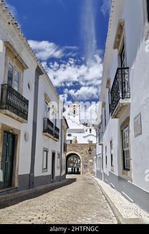 Lato interno della città Arco-Arco da Vila-Città Vecchia-cicogna nidi-campane scuderie. Faro-Portogallo-122 Foto Stock