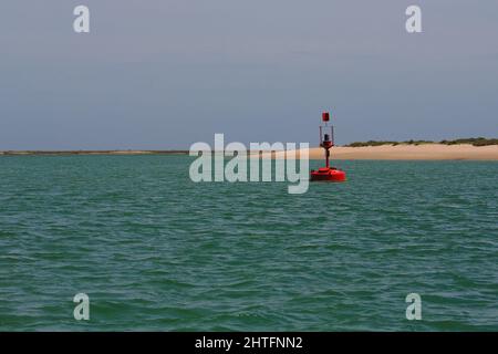 Marcatore rosso buoy-mare-navigazione canale-mudflats e isole di sabbia-Ria Formosa. Faro-Portogallo-134 Foto Stock