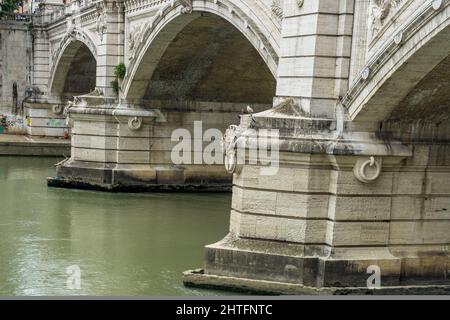 Base di un ponte sul Tevere a Roma Foto Stock