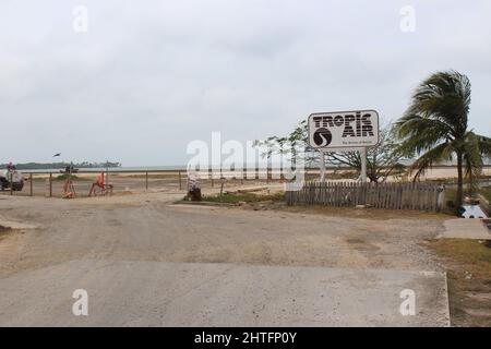 BELIZE CITY, BELIZE - 1 maggio 2016 Sir Barry Bowen Municipal Airport new runway construction Foto Stock