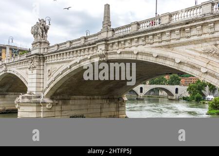 Base di un ponte sul Tevere a Roma Foto Stock