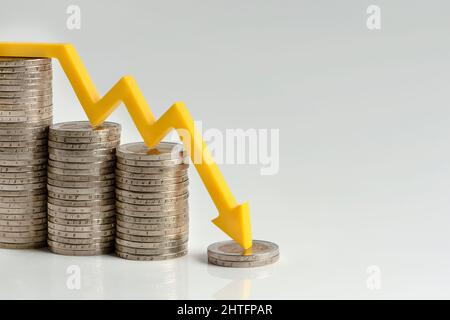 Inflazione. La recessione dell'economia e dell'euro. Il concetto di collasso economico e il crollo della borsa nella zona euro. Stack Foto Stock