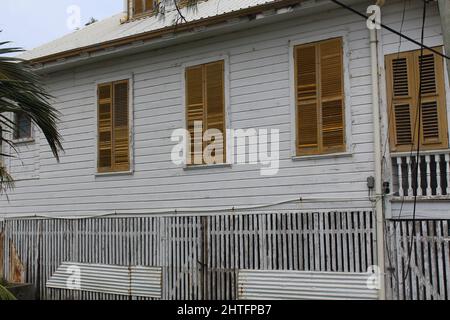 BELIZE CITY, BELIZE - 24 SETTEMBRE 2016 tradizionali case di legno con finestre a sfinestratura gialla nel centro di Belize City Foto Stock