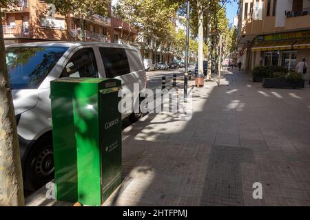 CAMBRILS, TARRAGONA, SPAGNA - 10 OTTOBRE 2019 tranquilla strada posteriore della città in ombra appled Foto Stock