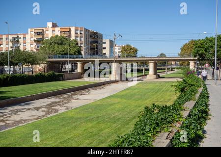 CAMBRILS, TARRAGONA, SPAGNA - 10 OTTOBRE 2019 ponte stradale sulla riera d'Alforja Foto Stock