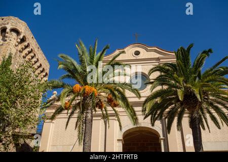 CAMBRILS, TARRAGONA, SPAGNA - 10 OTTOBRE 2019 piccola chiesa nelle strade secondarie con palme all'esterno Foto Stock