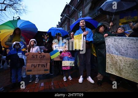 Leicester, Leicestershire, Regno Unito. 28th febbraio 2022. I manifestanti assistono a una veglia dopo che il presidente russo Vladimir Putin ha ordinato l'invasione dell'Ucraina. Centinaia di persone si sono radunate fuori dal Municipio per dimostrare il loro sostegno all'Ucraina. Credit Darren Staples/Alamy Live News. Foto Stock