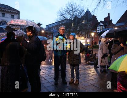 Leicester, Leicestershire, Regno Unito. 28th febbraio 2022. I manifestanti assistono a una veglia dopo che il presidente russo Vladimir Putin ha ordinato l'invasione dell'Ucraina. Centinaia di persone si sono radunate fuori dal Municipio per dimostrare il loro sostegno all'Ucraina. Credit Darren Staples/Alamy Live News. Foto Stock