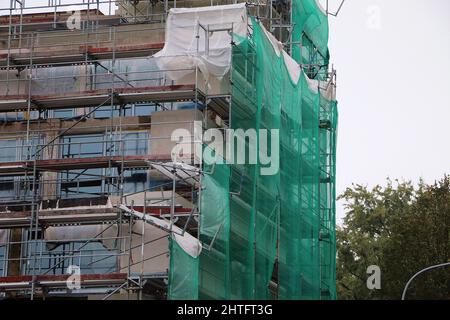 Scatto ad angolo basso di un edificio durante il processo di costruzione di giorno Foto Stock