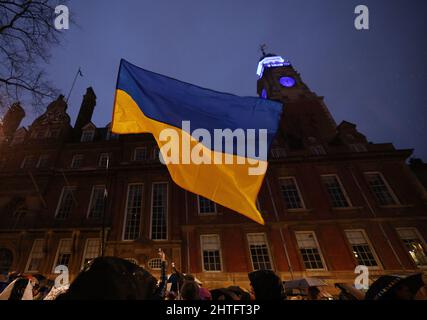 Leicester, Leicestershire, Regno Unito. 28th febbraio 2022. I manifestanti assistono a una veglia dopo che il presidente russo Vladimir Putin ha ordinato l'invasione dell'Ucraina. Centinaia di persone si sono radunate fuori dal Municipio per dimostrare il loro sostegno all'Ucraina. Credit Darren Staples/Alamy Live News. Foto Stock