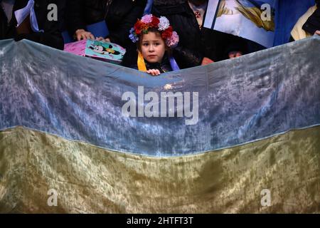 Leicester, Leicestershire, Regno Unito. 28th febbraio 2022. Una ragazza assiste a una veglia dopo che il presidente russo Vladimir Putin ha ordinato l'invasione dell'Ucraina. Centinaia di persone si sono radunate fuori dal Municipio per dimostrare il loro sostegno all'Ucraina. Credit Darren Staples/Alamy Live News. Foto Stock