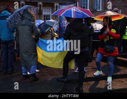 Leicester, Leicestershire, Regno Unito. 28th febbraio 2022. I manifestanti assistono a una veglia dopo che il presidente russo Vladimir Putin ha ordinato l'invasione dell'Ucraina. Centinaia di persone si sono radunate fuori dal Municipio per dimostrare il loro sostegno all'Ucraina. Credit Darren Staples/Alamy Live News. Foto Stock