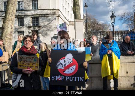 I manifestanti tengono i cartelli Stop Putin, di fronte a Downing Street a Whitehall, Londra, Regno Unito Foto Stock