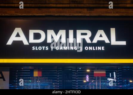L'insegna del casinò Admiral sopra l'entrata di un negozio di gioco d'azzardo nel Regno Unito nel centro di Liverpool Foto Stock
