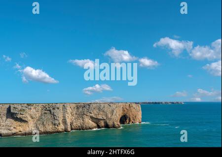 Scogliere a Cabo de Sao Vicente, Sagres, Algarve, Portogallo, Europa Foto Stock