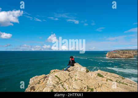 Costa ripida a Cabo de Sao Vicente con una giovane coppia, Sagres, Algarve, Portogallo, Europa Foto Stock