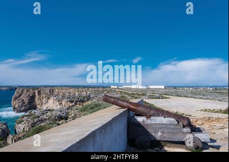 Fortezza di Sagres con scogliere a Ponta de Sagres, Sagres, Algarve, Portogallo, Europa Foto Stock