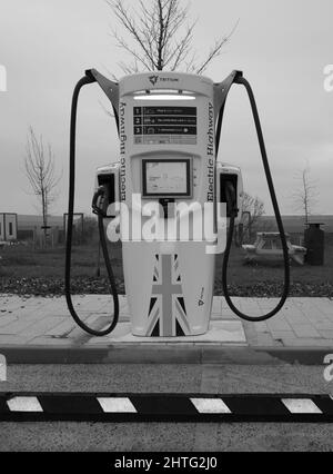 Punti di ricarica per auto elettriche (EV BEV Hybrid) presso la stazione di servizio dell'autostrada di Rugby sulla M6 Foto Stock