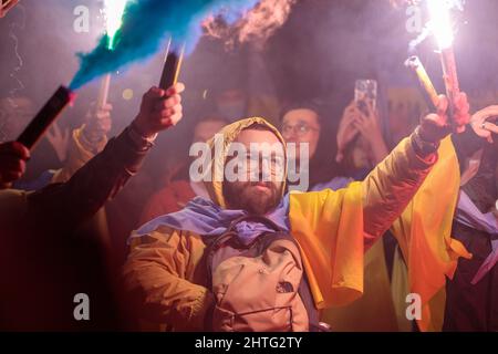 Poznan, Polonia. 26 febbraio 2022 gli ucraini protestano contro la guerra nel loro paese. I Patrioti si manifestano in Polonia. Protesta pacifica contro Rus Foto Stock