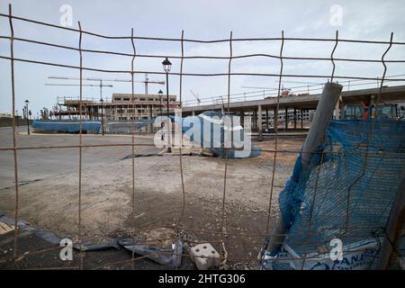 Nuovi edifici alberghieri incompleti, tenuti in posizione dalla convivia di Lanzarote, isole canarie, spagna Foto Stock