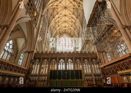 York.Yorkshire.United Kingdom.February 14th 2022.impalcatura è stato eretto all'interno del quire alla cattedrale di York Minster nello Yorkshire Foto Stock