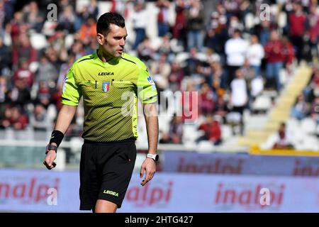 Torino, Italia. 27th Feb 2022. Manuel Volpi arbitro durante la Serie 2021/22 Una partita tra Torino FC e Cagliari Calcio allo Stadio Olimpico Grande Torino il 27 febbraio 2022 a Torino, Italia Photo Reporter Credit: Independent Photo Agency/Alamy Live News Foto Stock