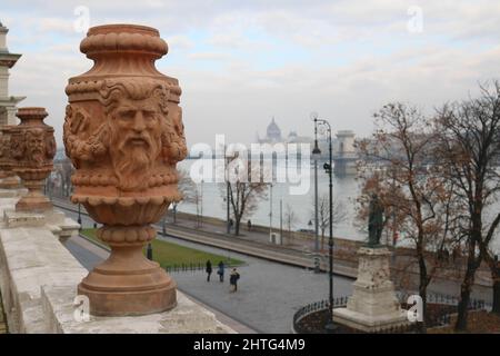 Vaso decorativo piroclite al Bazaar Giardino del Castello di Budapest, Ungheria Foto Stock