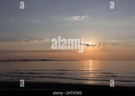 Ipnotizzante vista dell'oceano ondulato che splana sotto i raggi del sole durante il tramonto Foto Stock