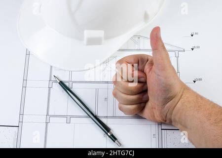 L'uomo piace o approva il piano architettonico con mostrare come gesto con la mano. Phot di architettura o di ingegneria o di affari o di fondo di appaltatore Foto Stock